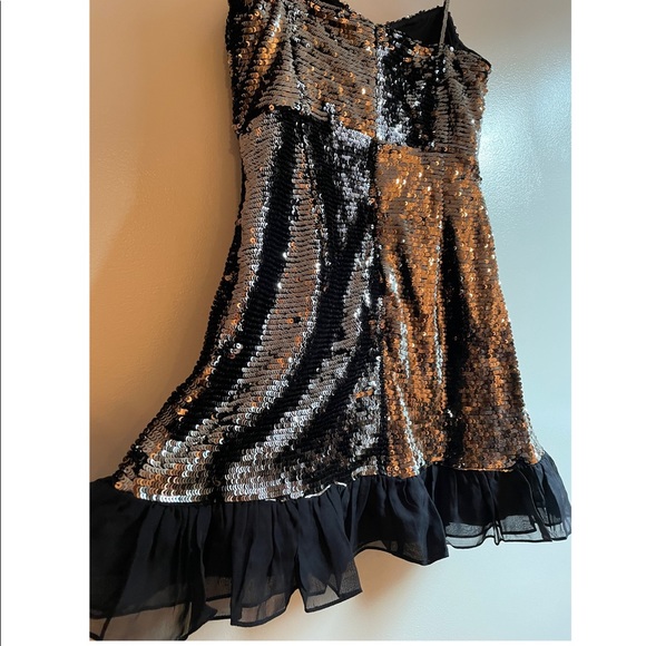 NWT (8 ) French Connection metallic gold sequin mini in sizes 2,4,6,8,10,12 - Picture 6 of 17
